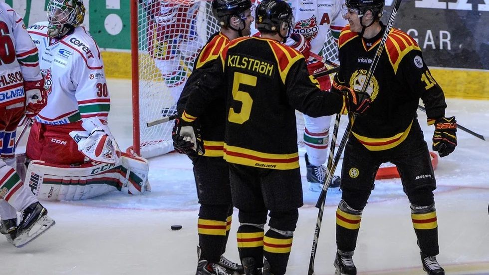 GÄVLE 20141125 
Brynäs Anton Rödin, längst till höger, jublar sedan han gjort 2-1 på Modos målvakt Linus Ullmark i ishockeymatchen i Svenska Hockeyligan SHL mellan Brynäs IF och MODO Hockey på Gavlerinken Arena i Gävle på tisdagen.
Foto Bertil Ericson / TT / kod 10000