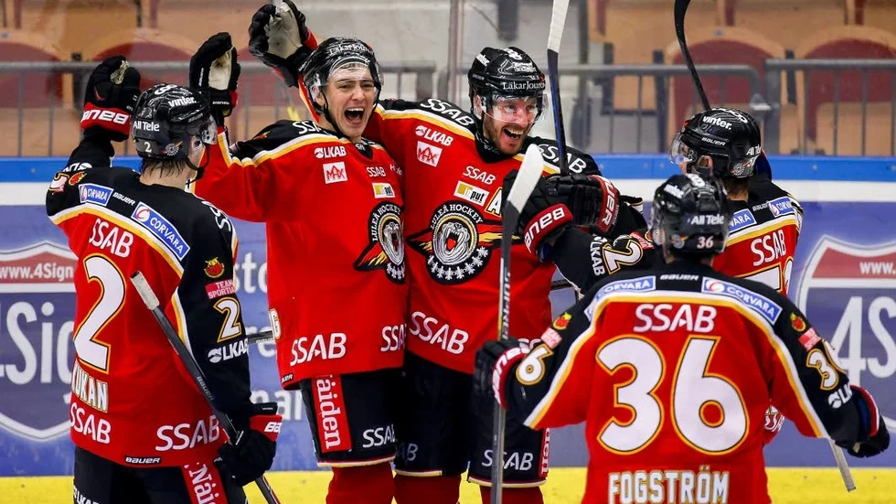 Jubel. Jan Sandström och lagkamraterna jublar efter backens 1-0-mål mot Brynäs tidigare i år.