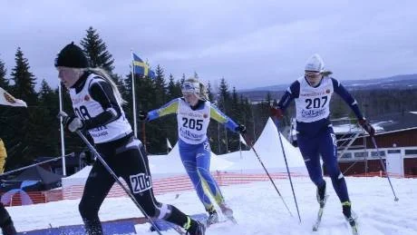 LYCKLIG. Fanny Pekkari (längst till höger) - en mycket stolt SM-medaljör.