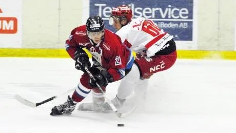 Fördel kiruna. Bilden ljuger eftersom Andreas Nyberg, två mål, och hans Kiruna låg steget före Boden under mötet i Lombia. Emil Erikssons Boden förlorade till slut med 2–6.Foto: PETRA ISAKSSON