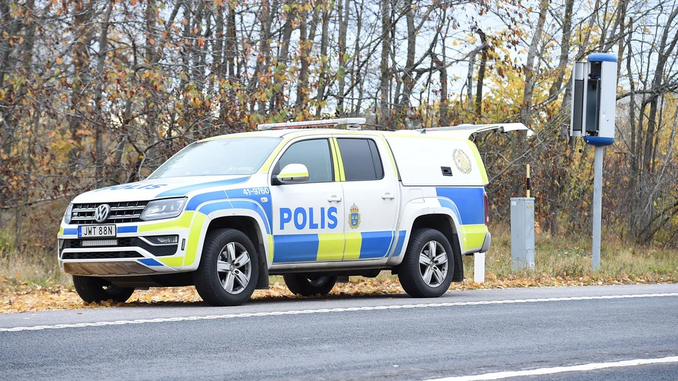 En av sörmlandspolisens hundpatruller undersöker ett plundrat kameraskåp längs väg 52 väster om Nyköping på söndagen.