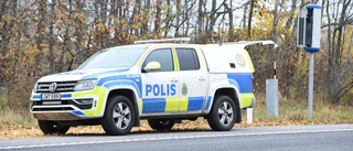 Fyra anhållna för fartkamerastölder – greps i Katrineholm ✓Här letar polisen bevis längs 52:an