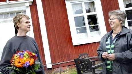 ELDSJÄL. Per Stenelund, ordförande och eldsjäl i Buskspel i Norr, är årets stipendiat av Stiftelsen Emma och Karl Olssons minnesfond. Karin Wennström, brorsdotter till Elsa Nygren överraskade i går med 25.000 kronor.