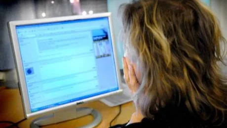 KAN INGET GÖRA. Den 15-åriga flickan utsattes först för två överfall, sedan fick hon via MSN på datorn ta emot en rad grova förnedringar och hot. Trots det kan polisen inget göra och ärendet har lagts ned.