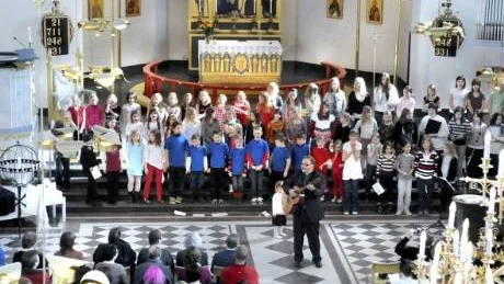 SMÅ OCh STORA. Ett kyrkligt storsjung avslutade barnkörhelgen i Domkyrkoförsamlingen. Här alla medverkande barn från nio församlingar som sjunger för gudtjänstdeltagarna under ledning av trubadur och pastor Tomas Boström.