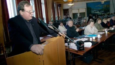 MEÄNKIELI. Pajalas kommunalråd Bengt Niska höll sina anföranden på meänkieli under det historiska trespråkiga mötet i kommunfullmäktige.