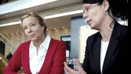 I HEDERNS NAMN. Hedersrelaterat våld utförs i hederns namn för att undgå skam för individer, familjer och släkter. I tisdags fanns Monica Brendler Lindqvist och Sevil Bremer, Rädda barnen, på plats i Luleå för att utbilda. Tillsammans har de skrivit en bok i ämnet.