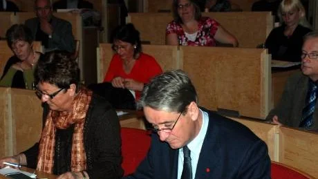 TUNGT. Landstingsråden Kent Ögren och Britt Westerlund tvingades dra tillbaka de båda tyngsta  frågorna vid landstingsmötet. Inte konstigt att den socialdemokratiska gruppen såg ut som Depparnas Förbund under den bedrövliga onsdagen.