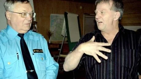 KRITISK. Länspolismästare Seppo Wuori fick ta emot kritik från Åke Johdet som många gånger fått agera polis i sin utövning som brandförman.