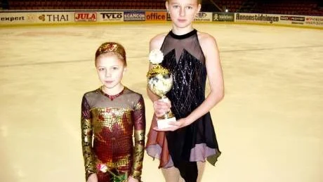 MEDALJÖRER. Luleå Konståkningsklubbs Betty Callne och Rebecka Hammar kom tvåa respektive etta i Minior A i Coop Arena. Foto: SIMON JAKOBSSON