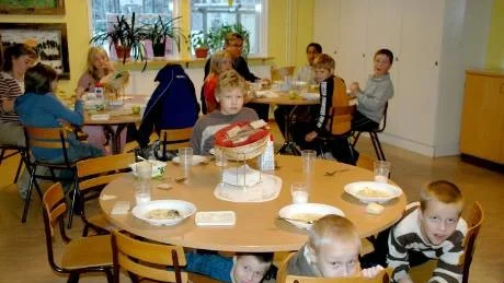LUNCHDAGS. I Vitvattnets skola finns 20 elever samt 14 barn i förskolans verksamhet. Foto: Britt-Louise Spets