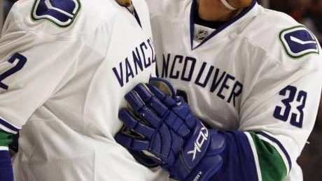 två mål. Mattias Öhlund, till vänster, blev dubbel målskytt när Vancouver tog en viktig seger mot St. Louis. Henrik Sedin assisterade till båda Öhlunds mål. Foto: SCANPIX