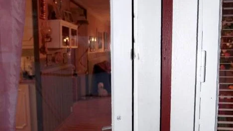 Brytspår i altandörren vittnar om hur tjuvarna tagit sig in.