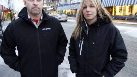 Handlarna Ulf Burström och Anna Gårding säger sig känna stor frustration över polisläget i Älvsbyn. "Det är inte okej att vi ska sitta i timmar och vakta människor som snott saker innan polis kommer hit", säger Anna Gårding.