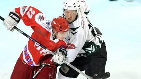 Piteås Emil Johansson stoppas av en av Rosviks spelare. Men i matchen var det tvärtom. Rosvik lyckades inte stoppa Piteå J 20 som vann med 3-0.