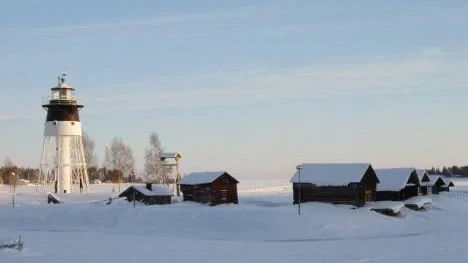 Än håller kung Bore sitt järngrepp kring Bottenviken och dess hamnar. Här en bild från Jävre småbåtshamn.