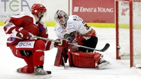 Piteås Niclas Westerlund sätter segerpucken bakom Luleås målvakt Joel Lassinantti. Piteå vände underläge 1-2 till seger med 3-2.