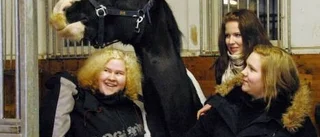 Mikaela, Rebecka och Moa fixar ridklubbens lucia-show