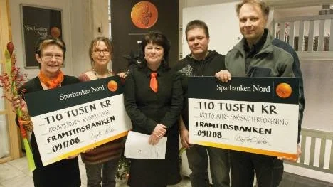 Eva Lidman, till vänster, Kristina Alexandersson från Kvinnojouren, Birgitta Holstein Marklund, Sparbanken Nord och Ulf Lundmark och Stig Larsson från Arvidsjaurs snöskoterförening.