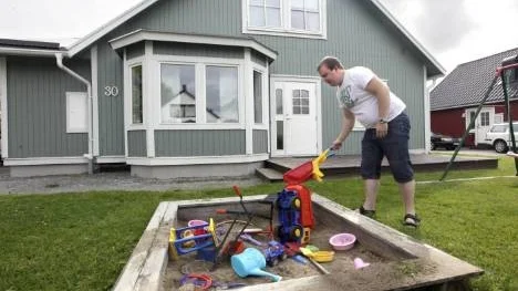 Lennart Sundberg och hans fru vill inte låta barnen leka på tomten utan tillsyn. Detta av rädsla för vad deras udda granne skulle kunna tänkas hitta på.