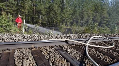 Ett tiotal bränder startade bredvid järnvägen mellan Sikfors och Salberg i går. Tågstopp beordrades medan släckningsarbetet pågick.