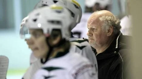 Rosvik har dragit sig ur kommande kval till division 1. Ekonomin och den tunna organisationen hindrar laget. Efter helgen är det därför färdigspelat för tränare Hans Bergdahl (bilden) och hans ishockeygäng. (Arkivbild)