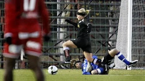 Situationen som det pratades om efter matchen på LF Arena. Piteås målvakt Stephanie Labbé slår undan bollen framför Göteborgs Sara Lindén. Straff, tyckte domaren. Fel domslut, sa domarkontrollanten. Men Labbés avstängning går inte att upphäva.