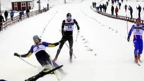 ÖVERRASKADE. Lars Andersson, Gellivare Skidallians IK (med nummer 14), såg på när Johan Olsson, Årsunda IF, slängde sig över mållinjen.