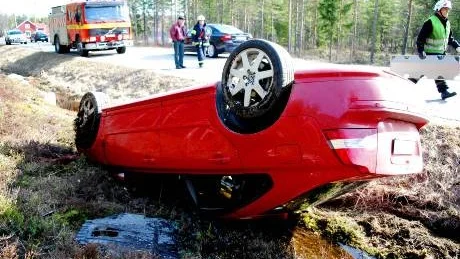 OSKADD. Väg 99 i Luppio stängdes av en kortare stund när bilen bärgades. Föraren klarade sig oskadd trots den vådliga olyckan. "Jag körde inte ens 70", säger han.