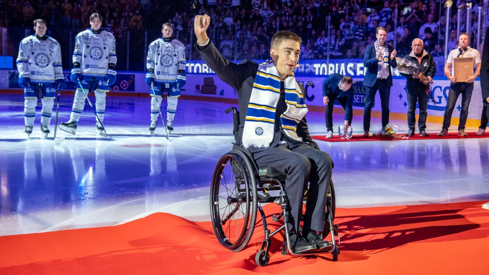 Tobias Forsberg hyllades på isen i Tegera Arena. 