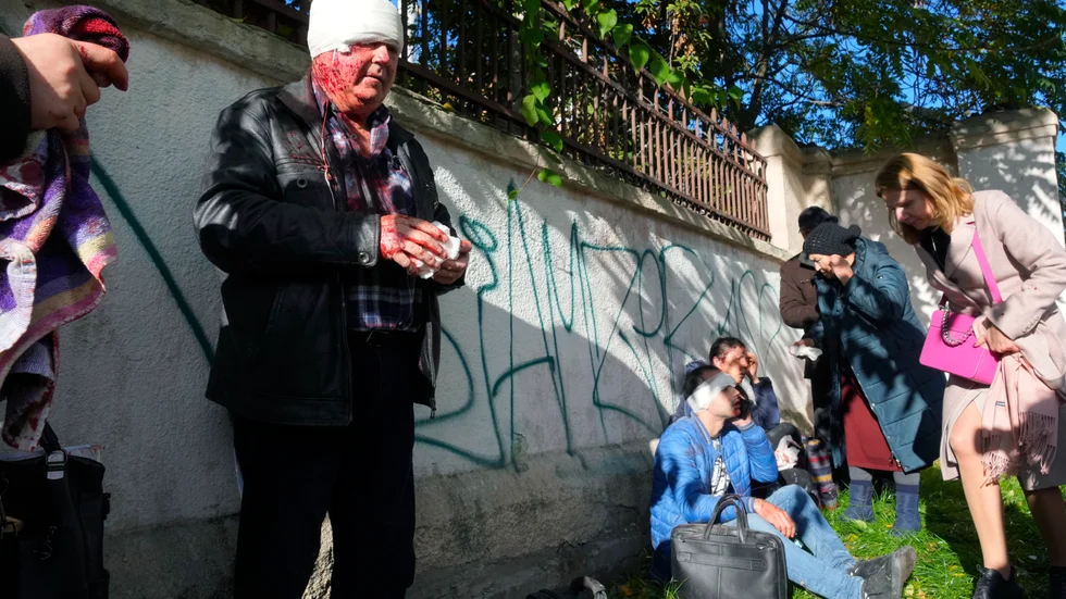 Människor får vård efter robotattackerna mot Ukrainas huvudstad Kiev.