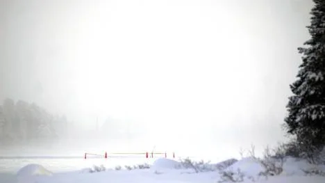 Det var alldeles i närheten av stranden som lastbilen, på onsdagen, gick ner i en vak när den plogade en testbana.