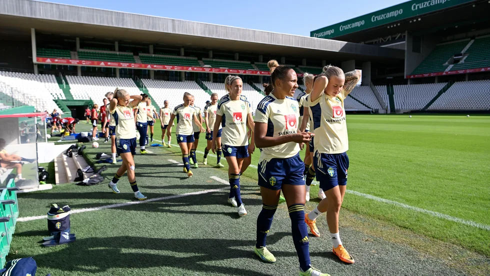 Madelen Janogy och Filippa Curmark under en träning på matcharenan Estadio Nuevo El Arcángel. Nu lämnar Curmark truppen.