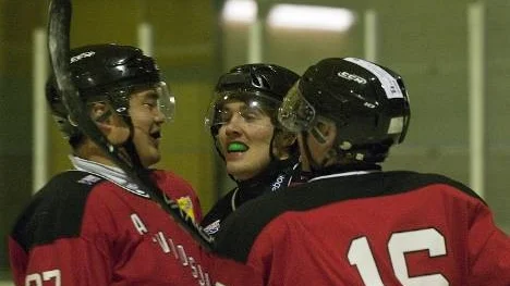 En kul historia. Daniel Nyström, Jonas Degerman och Robert Sundström trivs med tillvaron efter ett av MG/Arvidsjaurs nio mål i matchen mot Lycksele.