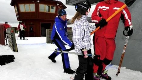 Två av tre  vuxna åker  utför utan hjälm.