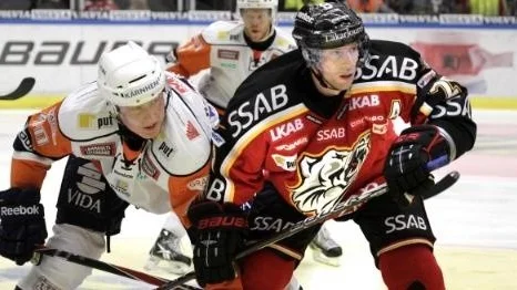 Chris Abbott (till höger) stängs av i tre matcher och får böta 40 000 kronor. Så lyder disciplinnämndens dom efter hans tackling av AIK:s Ratislav Pavlikovsky i måndags. (Arkivbild)