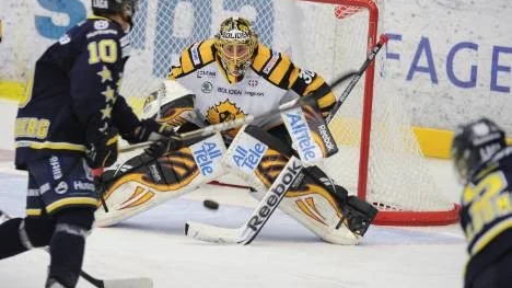 Joacim Eriksson gjorde en stormatch i Skellefteås bur, men tvingades släppa in det avgörande målet i sudden death.