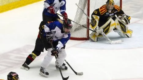 Melinda Olsson försöker hitta en väg fram till Brynäs mål. Men gästerna orkade inte hela vägen mot guldfavorten Brynäs. Men MSSK Piteå föll helt klart med flaggan i topp.