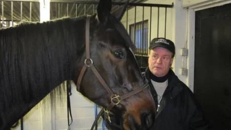 På väg mot Solvalla igen. Igår lastade Lars Marklund Suntory Royal på transporten till V75-finalerna på Solvalla. Suntory Royal tävlar i Diamantstoet, V75-5 med hela 200 000 kronor i förstapris.