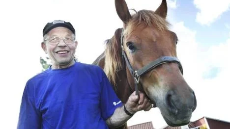 Lillpiteamatören Robert Lindberg äger och tränar kallblodet Guripålle. Med Per Gustafsson i sulkyn blev det seger i V4-1 på Peabtravet igår. (Arkivbild)