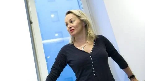 Louise Hoffsten har försörjt sig som sångerska sedan hon var 18 år gammal. Men 2010 tappade hon lusten för att ge ut fler skivor. Ett oväntat möte med två unga musiker fick henne att hitta glädjen i musiken igen.