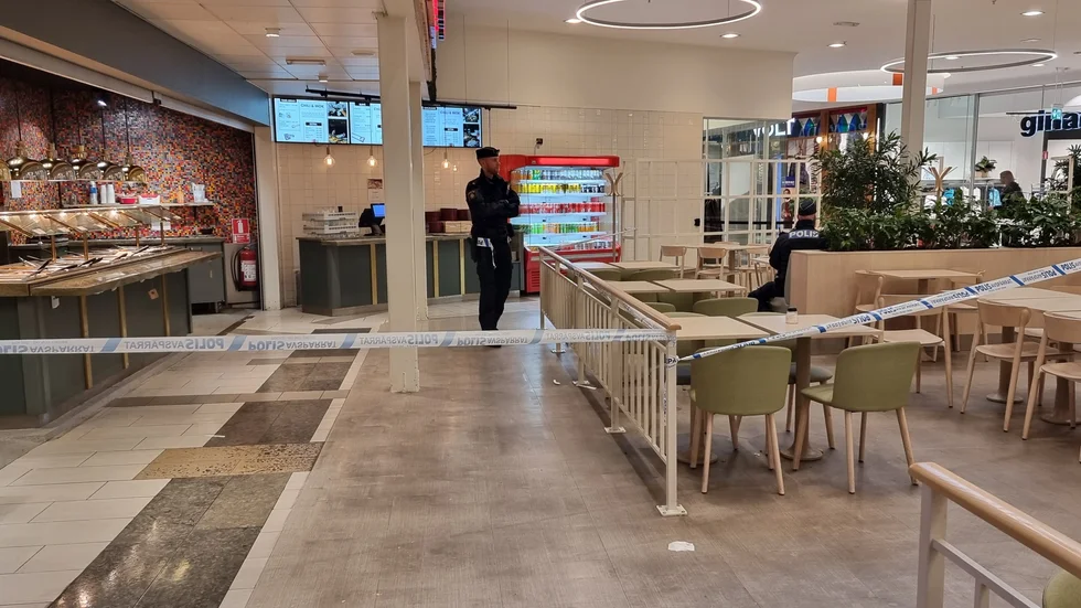 Här skedde knivattacken, mitt bland matgästerna vid foodcourten.