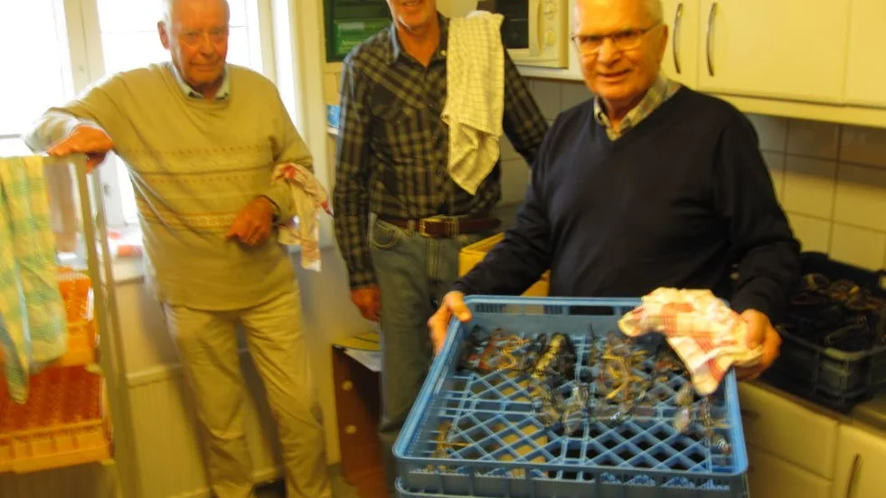 Tvättare. Från vänster: Lionsmedlemmarna Karl-Östen Sällström, Stig Bäckman och Gunnar Lyngbäck i full färd med att tvätta glasögon.