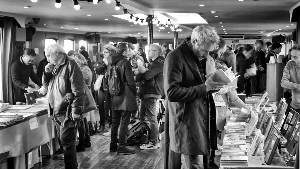 Fotoboksmarknad. På båten Concorde Atlantique i Seine ligger Polycopies fotoboksmarknad. Den ankrar upp varje år i samband med den stora fotofestivalen Paris Photo.