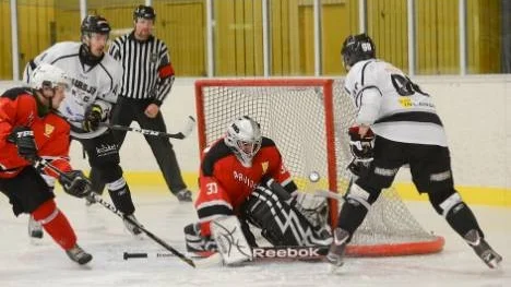 Jaffar Aiddai i IFK Arvidsjaurs mål fick mycket att göra under Norsjös starka andra period, som till exempel här när Sebastian Salomonsson testar honom från nära håll. Till vänster Arvidsjaurs Anton Brännström och Norsjös Edvin Forsberg. Domaren är Emil Lundquist.
