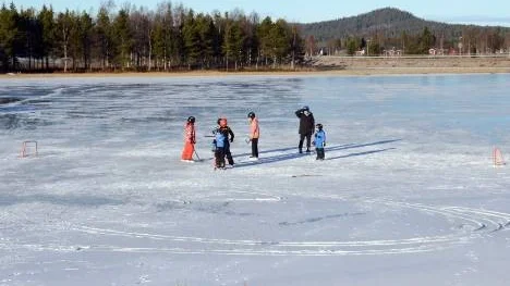 För barnen som åkte på kontrollerad is på Gäddviken blev första lovdagen perfekt.