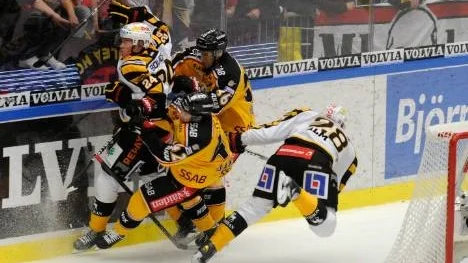 Det var hett och tufft på isen, här Jens Jakobs och Niklas Fogström i närkamp.