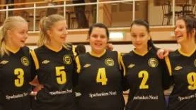 Det blev seger i seriepremiären i division II för Glommers volleybolldamer. Från vänster Siri Björk, Linn Wigenstam, Hedvig Björk, Lisa Lundqvist, Emmy Löf, Clara Nyström och Linn Lövgren.