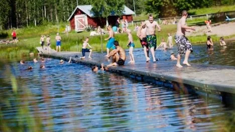 Huruvida vattnet är badvänligt låter vi vara osagt, men det blir i alla fall varmare i luften med start i dag lovar SMHI. (Arkivbild)
