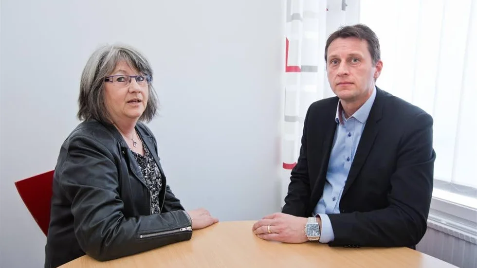 Christina Sandsten, marknadschef och Thomas Nordberg, kontorschef på Sparbanken Nord i Piteå, meddelade på tisdagen att bankkontoret i Roknäs stänger i december.